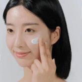 کرم ضد آفتاب بی رنگ اسکین 1004 سنتلا مدل ماداگاسکار SPF50 مناسب انواع پوست حجم 50 میلی لیتر
